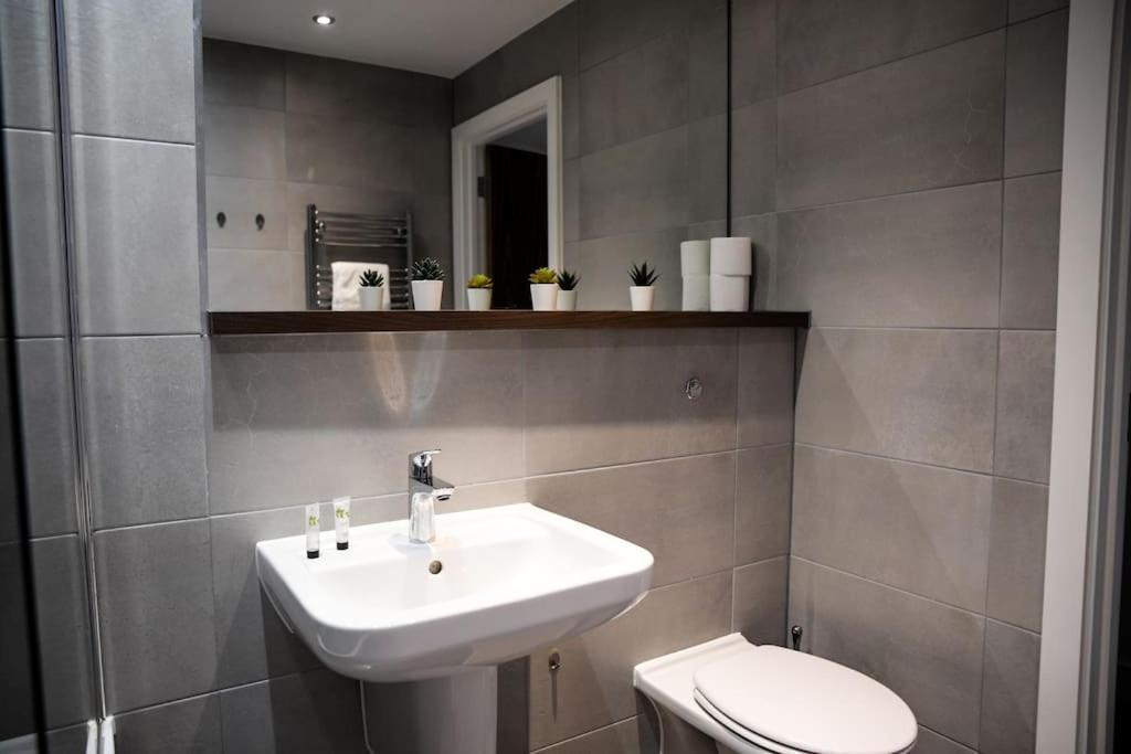Modern 2 Bedroom - Centre - Parking Apartment