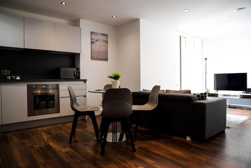 Modern 2 Bedroom - Centre - Parking * Manchester