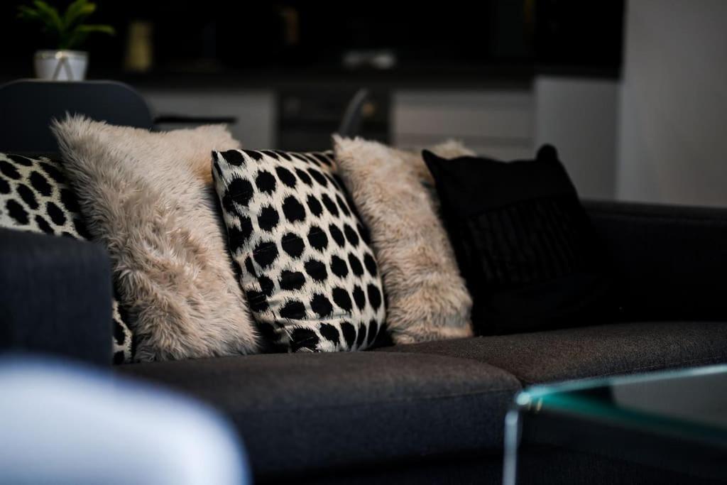 Modern 2 Bedroom - Centre - Parking Apartment *