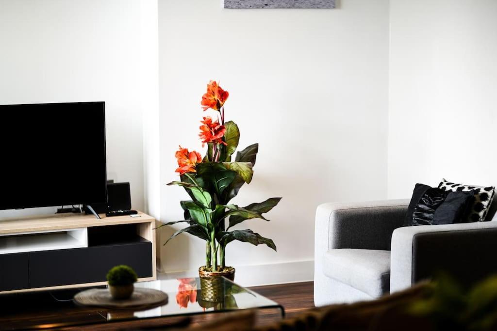 Modern 2 Bedroom - Centre - Parking Apartment