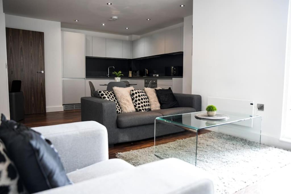 Modern 2 Bedroom - Centre - Parking Apartment *
